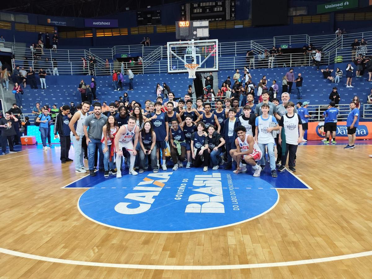 Os estudantes também tiveram a oportunidade de entrar na quadra do Pedrocão, conhecido nacionalmente como “Templo do Basquete Brasileiro” (Foto/Divulgação)