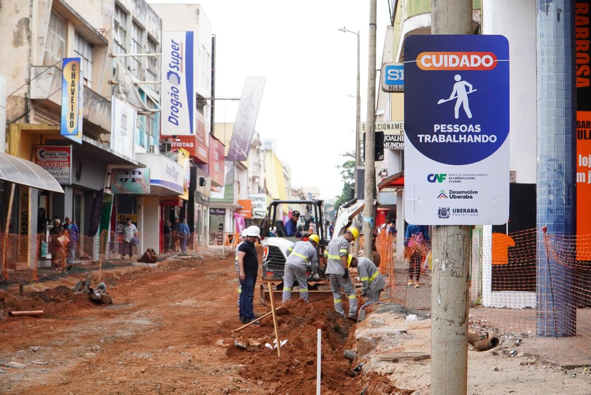 A intervenção integra o Programa Desenvolve Uberaba e prevê a instalação de 33 postes ao longo de toda a extensão da rua (Foto/Lílian Veronezi/PMU)