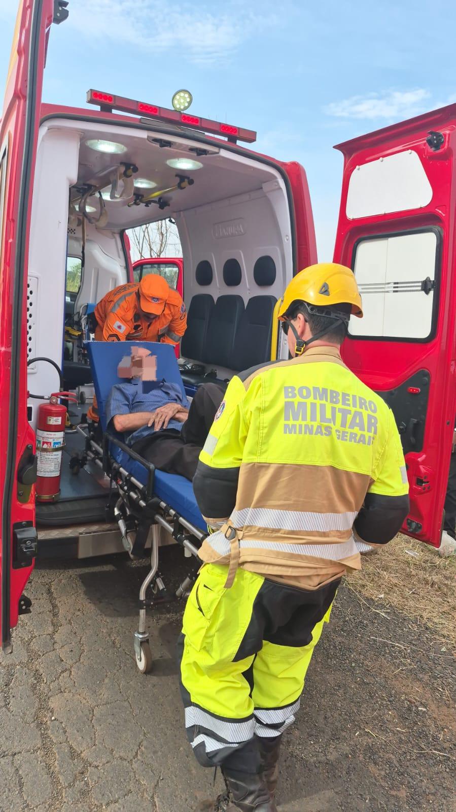 Homem recebeu os primeiros atendimentos no local e foi encaminhado para atendimento hospitalar (Foto/Divulgação)