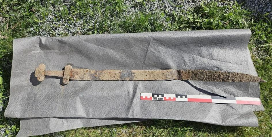 Espada da era Viking encontrada na Noruega (Foto/Divulgação)
