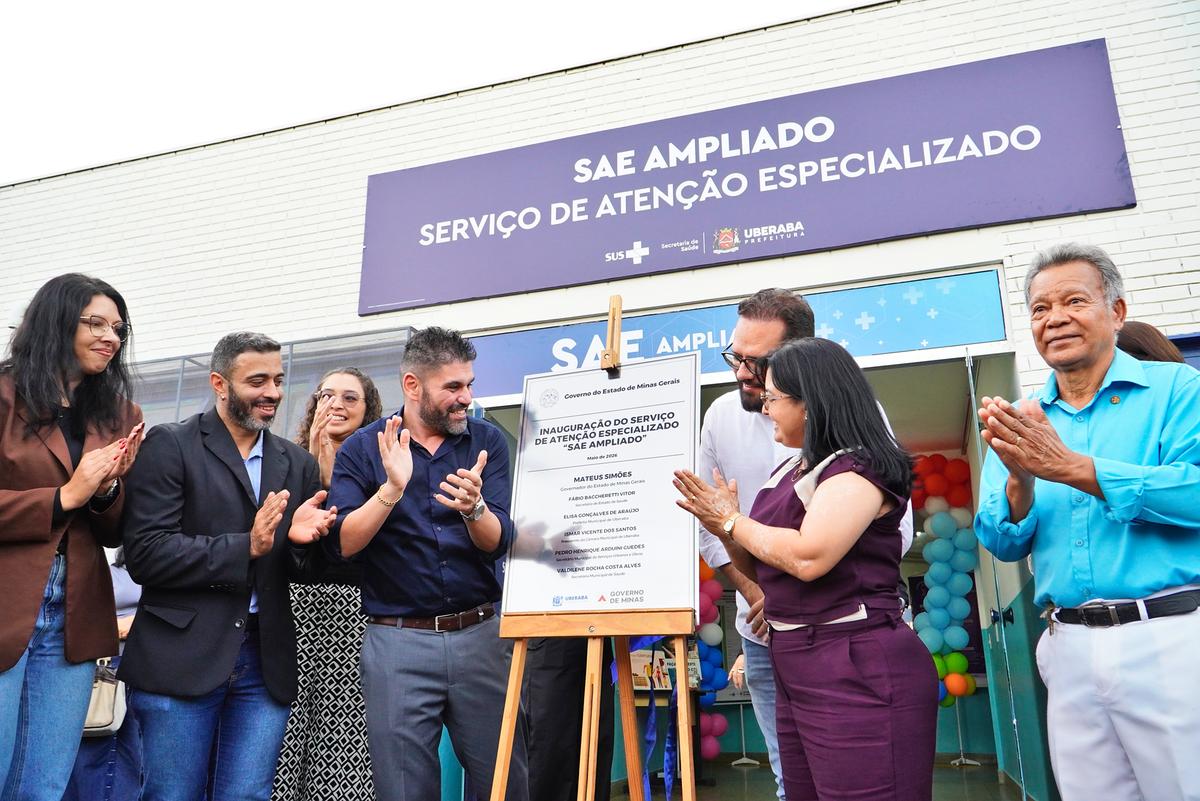 Autoridades e representantes da saúde participam da inauguração do novo SAE Ampliado, unidade que reforça o atendimento especializado e amplia a assistência regional (Foto/Lilian Veronezi/PMU)