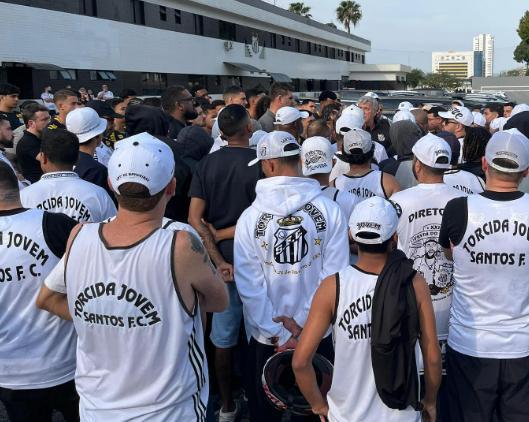 Reunião do Conselho Deliberativo foi suspensa após manifestações de torcedores na Vila Belmiro (Foto/Gazeta Press)