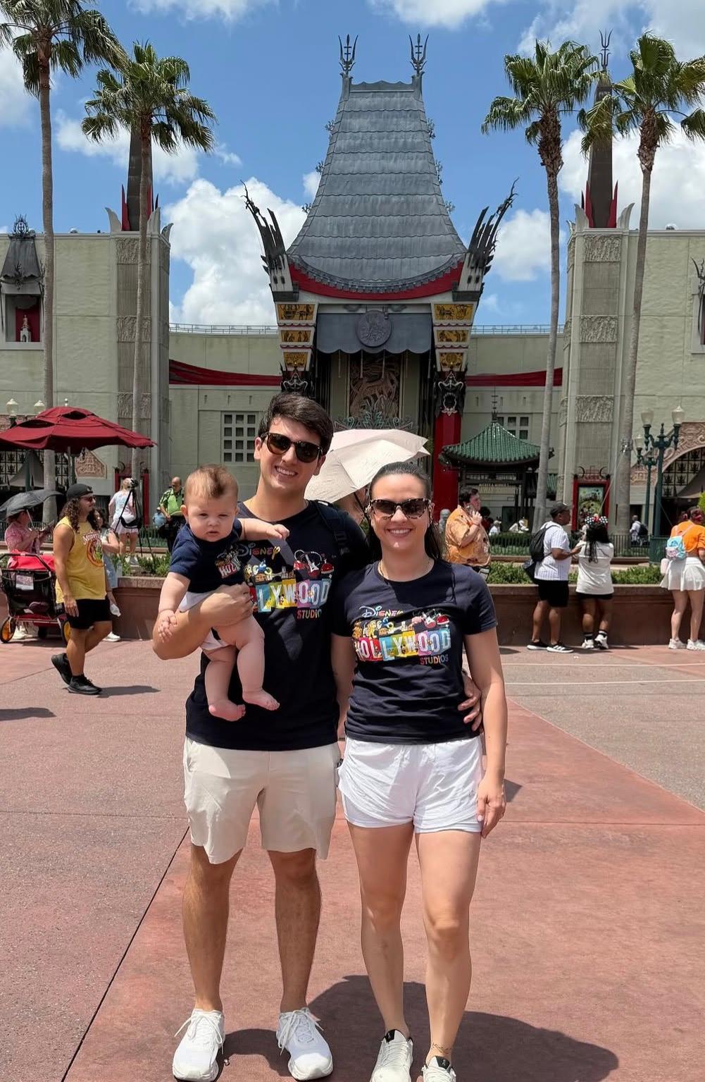 Duda Facury apagou as velinhas no dia 21/05, ao lado do marido, Pedro Cadelca, e da filha, Florença, na Disney. (Foto/Arquivo pessoal)