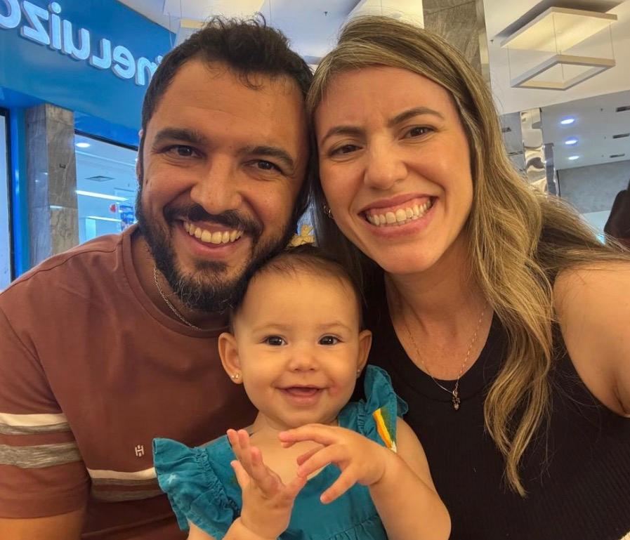 Parabéns para você! A linda princesinha Alice comemora seu 1º aninho no dia 24/05, ao lado dos papais Priscilla Gurgel e André Segala (Foto/Arquivo pessoal)