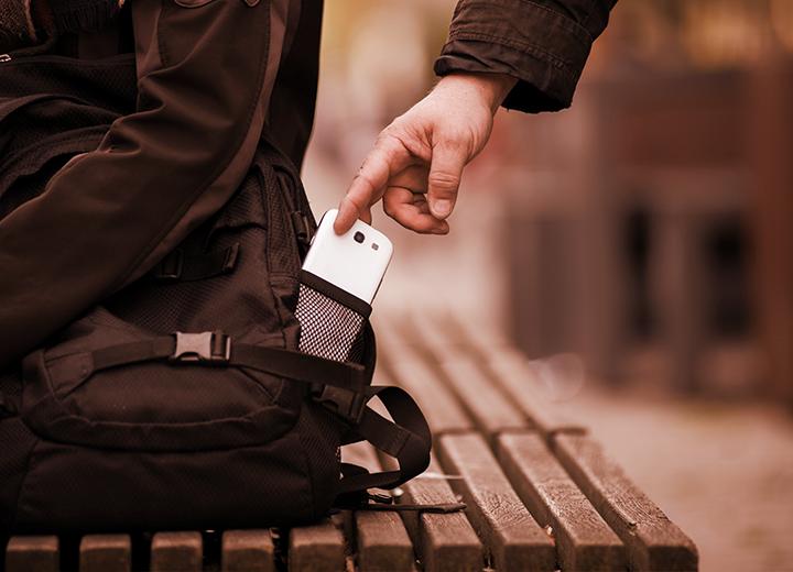 O suspeito mostrou uma faca, anunciou o roubo e exigiu que ela entregasse o aparelho celular. (Foto/Ilustrativa)