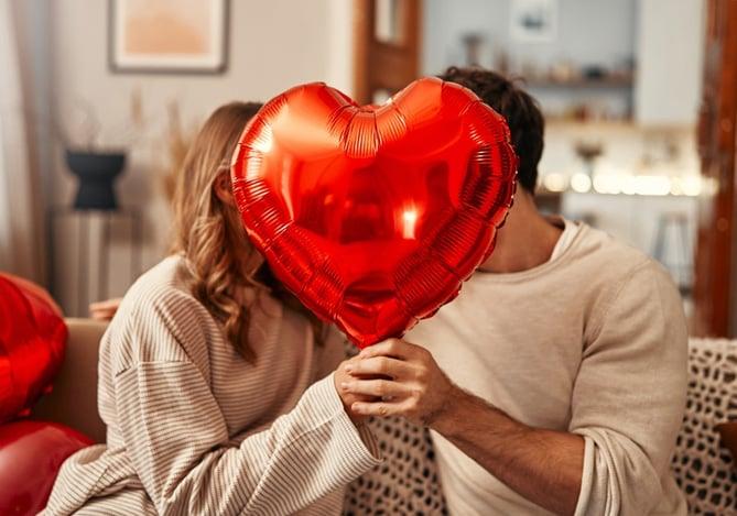 Para quem está solteiro, porém, a data pode despertar sentimentos como melancolia, frustração e até questionamentos sobre a própria vida afetiva (Foto/Divulgação)