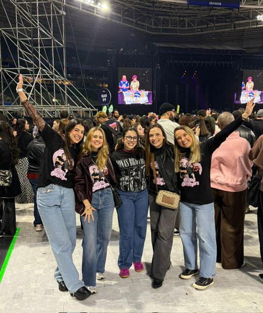 Em noite de puro agito em São Paulo, o quinteto formado por Cristiana Borges, Julia Passalacqua, Maria Teresa Mamere, Maria Letícia Mesquita e Luísa Mesquita marcou presença no aguardado show dos Jonas Brothers. Elas aproveitaram cada momento da apresentação, que reuniu fãs e muita gente bonita na capital paulista (Foto/Arquivo pessoal)
