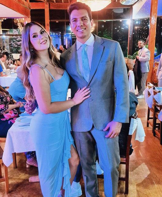 O casal Monic Fernandes Ribeiro e Arthur Ribeiro enfeitam a coluna de hoje (Foto/Arquivo pessoal)