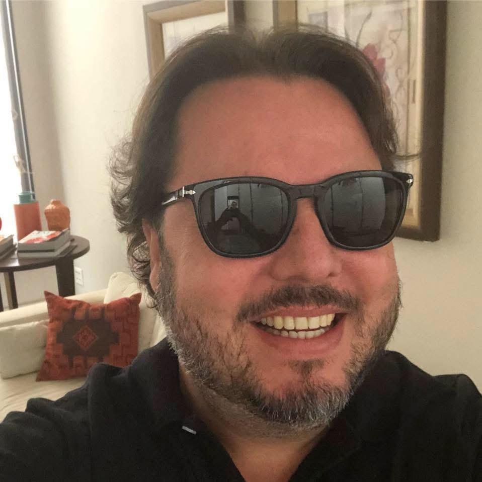 O dia de hoje é de festa para o nosso querido amigo e colega de profissão, o colunista Geraldo Djalma. Sempre antenado e com um estilo único, Geraldo celebra seu aniversário cercado de prestígio e carinho. Desejamos um novo ciclo repleto de saúde, sucesso e grandes coberturas. Parabéns! (Foto/Arquivo pessoal)