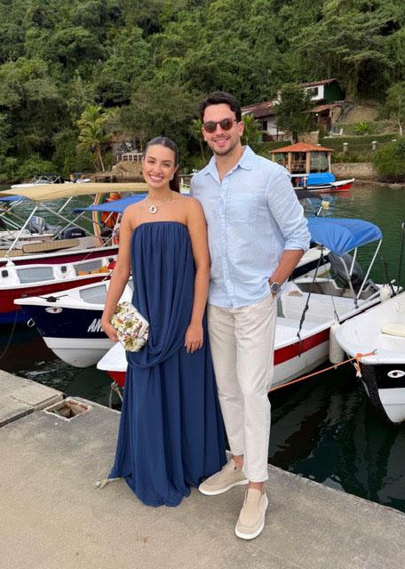 O mês de outubro promete ser de muitas celebrações para Bárbara Melo e Manoel Squiapati. O casal já está em contagem regressiva para o tão aguardado ‘sim’, em uma cerimônia que promete reunir nomes de peso da nossa sociedade. Desejamos que os preparativos sejam tão especiais quanto o grande dia (Foto/Arquivo pessoal)
