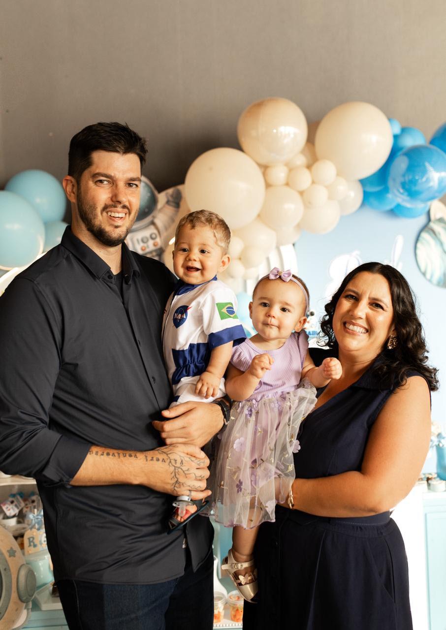 Em clima de pura alegria, a Vereadora Rochelle e seu marido Renato Ortega celebraram o primeiro aninho do pequeno Raul. A festa foi marcada por momentos inesquecíveis, com a fofa Lara esbanjando carisma e ajudando a recepcionar os convidados, sempre ao lado do irmãozinho. Uma celebração de amor e união familiar! (Foto/Arquivo pessoal)