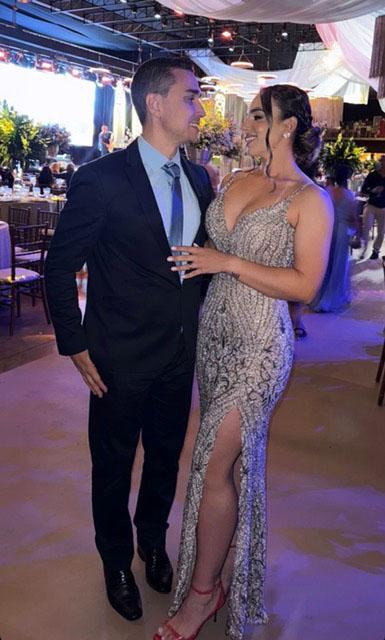 Celebramos a conquista de Bárbara Provase, que concluiu sua formação e agora integra as fileiras da Polícia Militar de Minas Gerais. No registro, ela divide a alegria deste momento especial com o marido, o Bombeiro Militar Rogério Marcacine. Desejamos muito sucesso em sua nova trajetória (Foto/Arquivo pessoal)