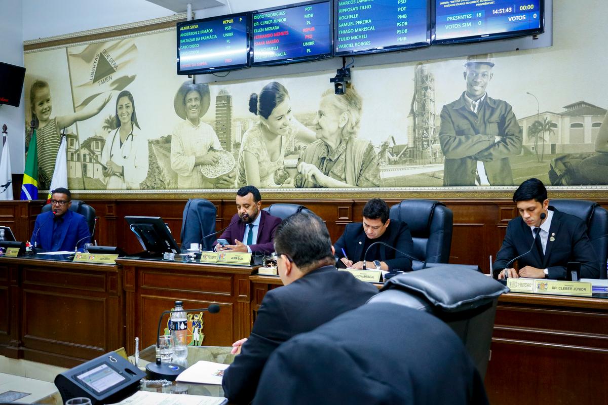 Projeto foi debatido e aprovado ontem na Câmara Municipal, com a presença do secretário de Segurança, Weber Januário (Foto/Rodrigo Garcia/CMU)