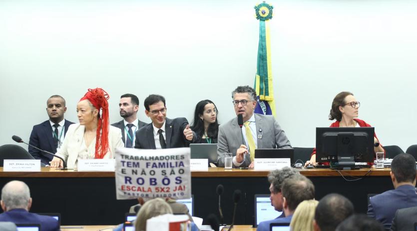 Relatório apresentado pelo deputado Léo Prates (Republicanos-BA) prevê implementação gradual da nova jornada de trabalho (Foto/Vinicius Loures/Câmara dos Deputados)