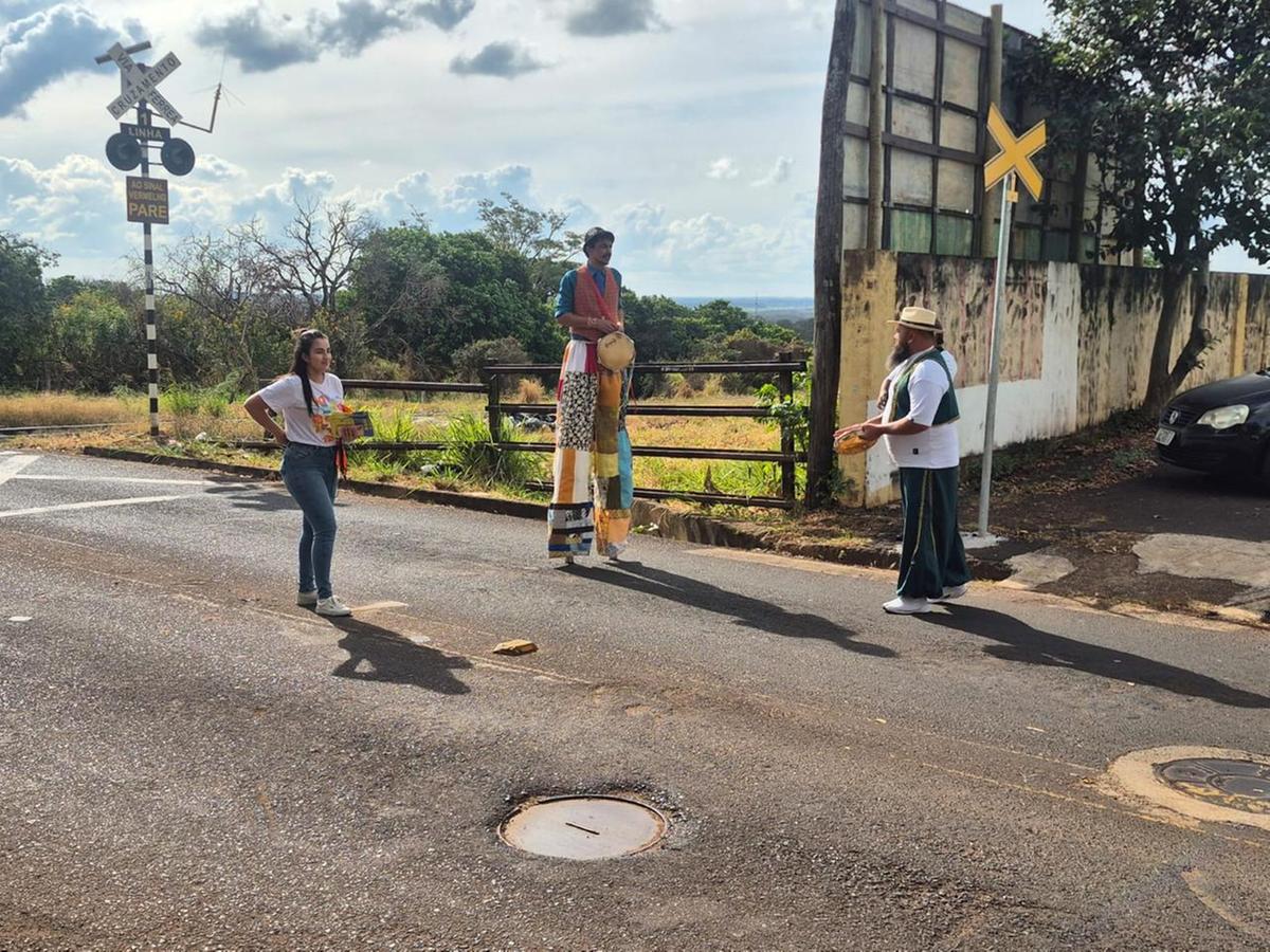 VLI realizou também ação de conscientização próximo aos trilhos da rua Carlos Tasso Rodrigues da Cunha (Foto/Ouvinte Rádio JM)