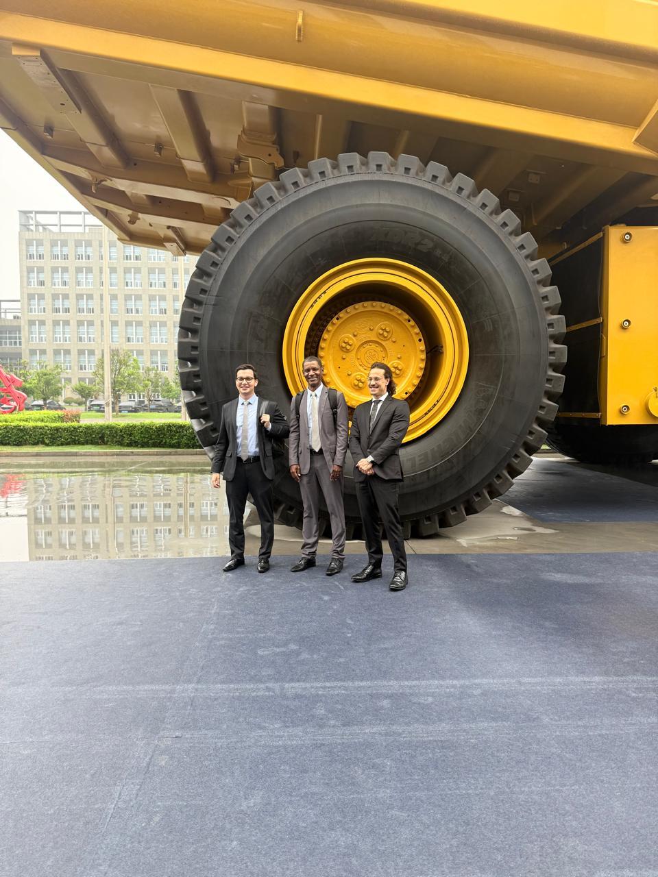 Secretário municipal de Desenvolvimento Econômico, Turismo e Inovação, Celso Neto, e o vice-prefeito Mauricinho de Sá na empresa de máquinas pesadas (Foto/Divulgação)