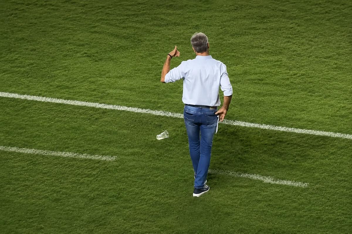 Clube pode sofrer punições depois de objetos serem lançados contra Renato (Foto/IA)