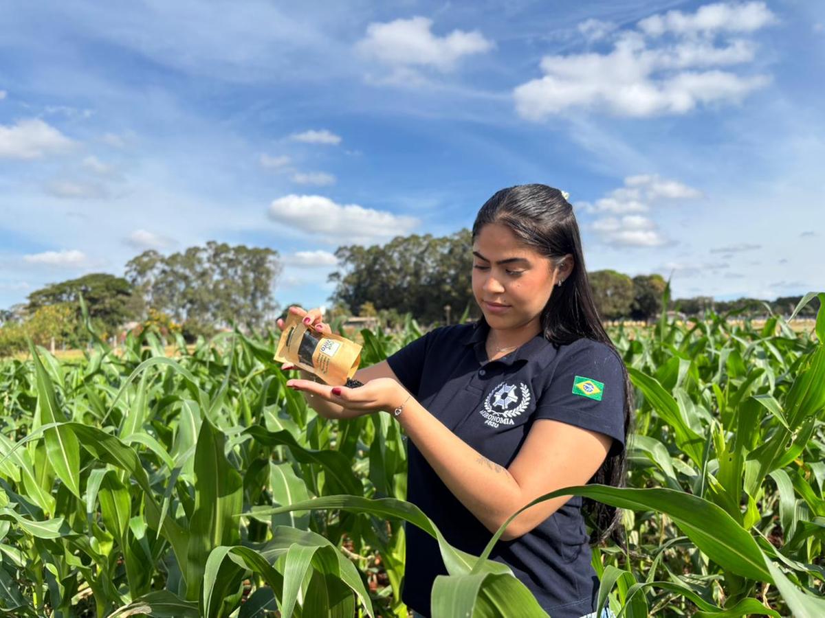 Com amostra de biochar, pesquisa de Maria Laura será desenvolvida na Fazenda Escola da Fazu (Foto/Reprodução)