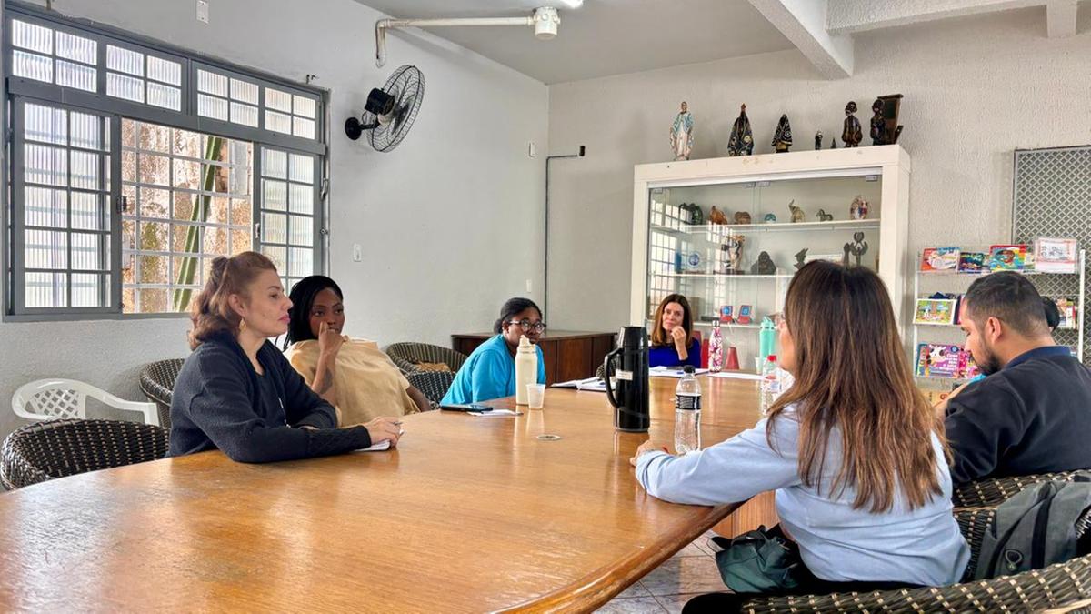 Daniela (de blusa preta), em reunião de alinhamento com a equipe do Lar da Caridade (Foto/Reprodução)