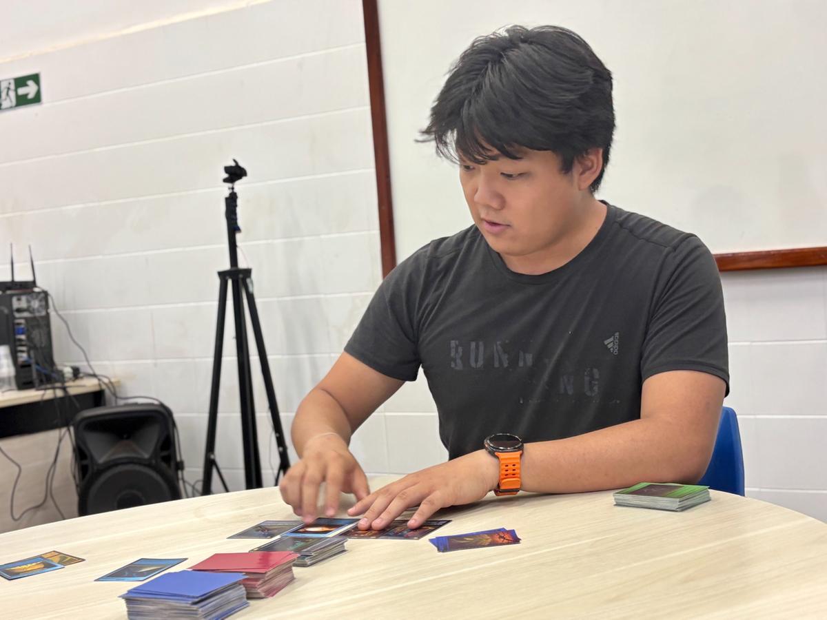 Antes de ser apresentado à comunidade, o Agrocards foi testado por alunos e professores, entre eles Marcelo (Foto/Reprodução)