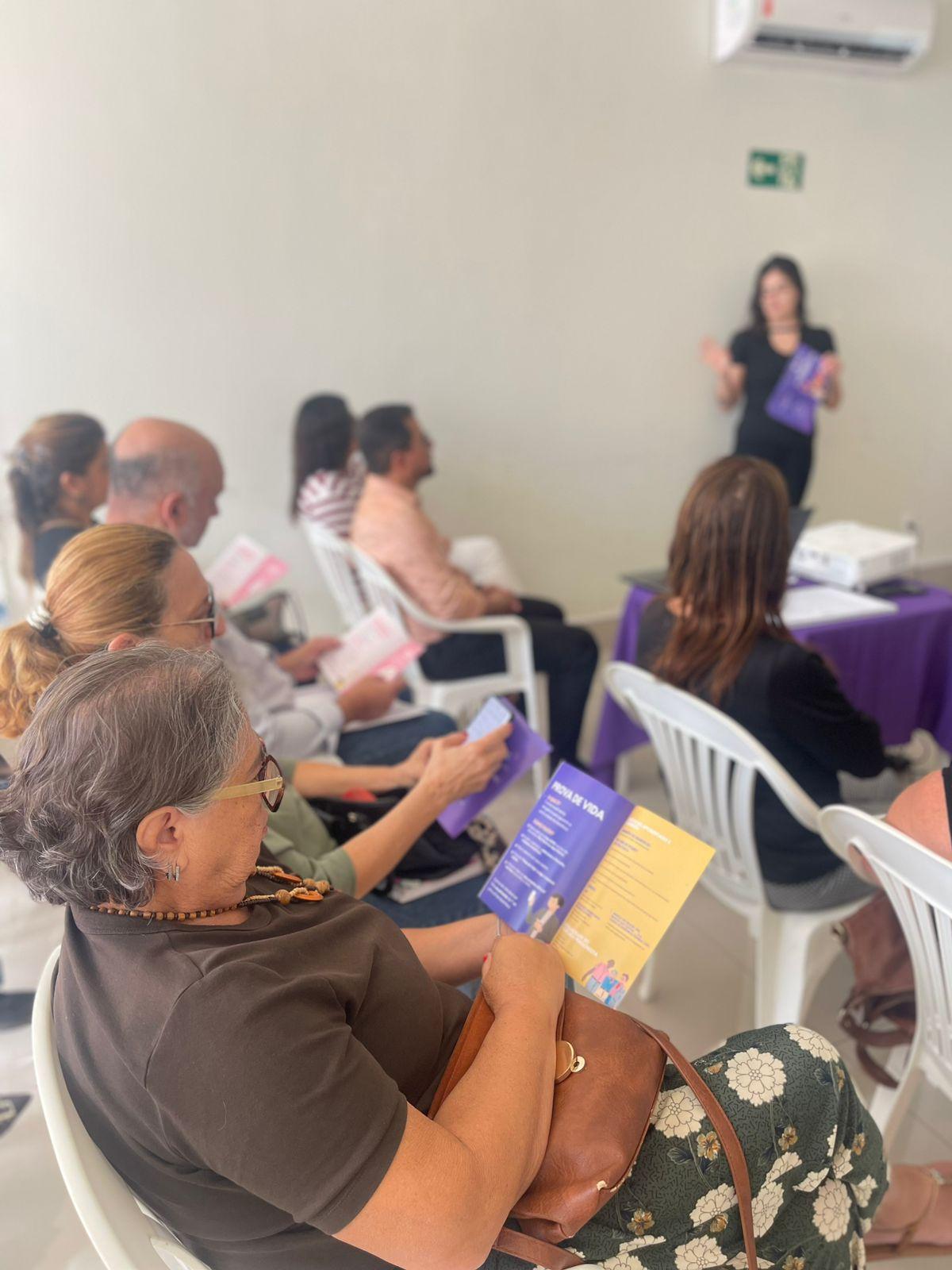 Os participantes também receberam uma cartilha com informações sobre benefícios (Foto/Divulgação PMU)