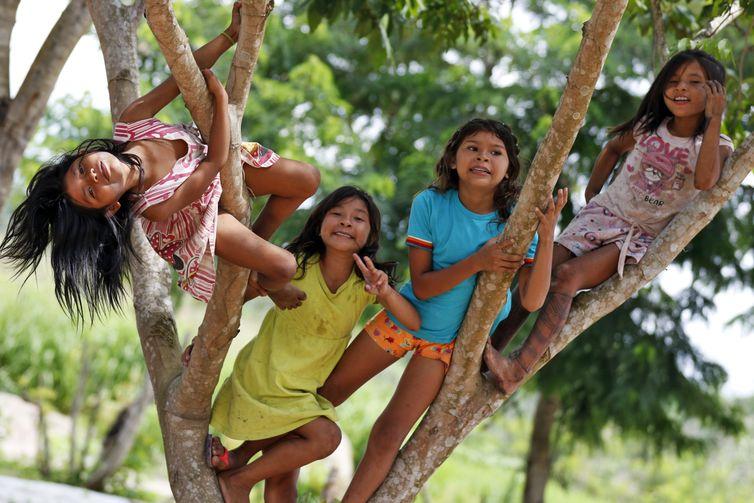 Crianças indígenas na aldeia Apyterewa. (Foto: Bruno Peres/Agência Brasil)