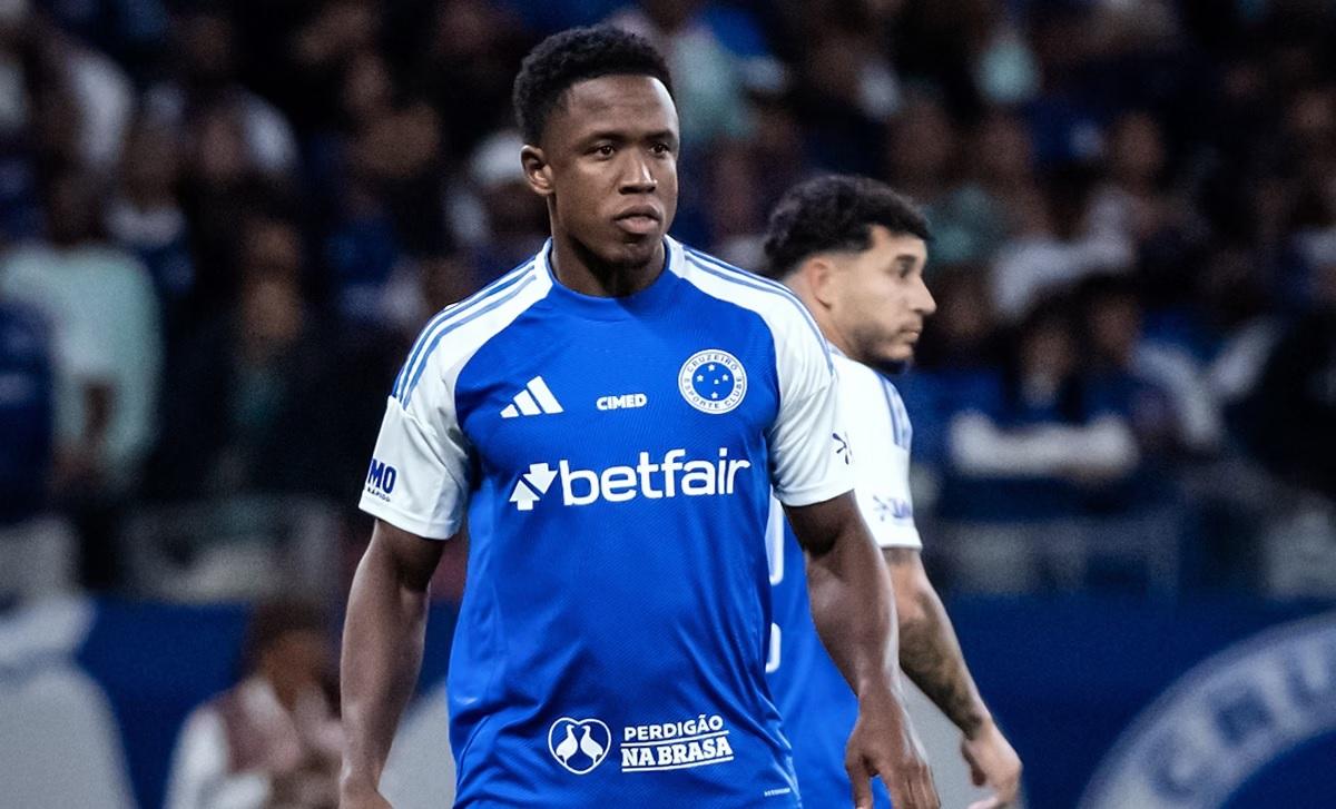 Após período de empréstimo, Sinisterra tem permanência assegurada no Cruzeiro (Foto/Divulgação)