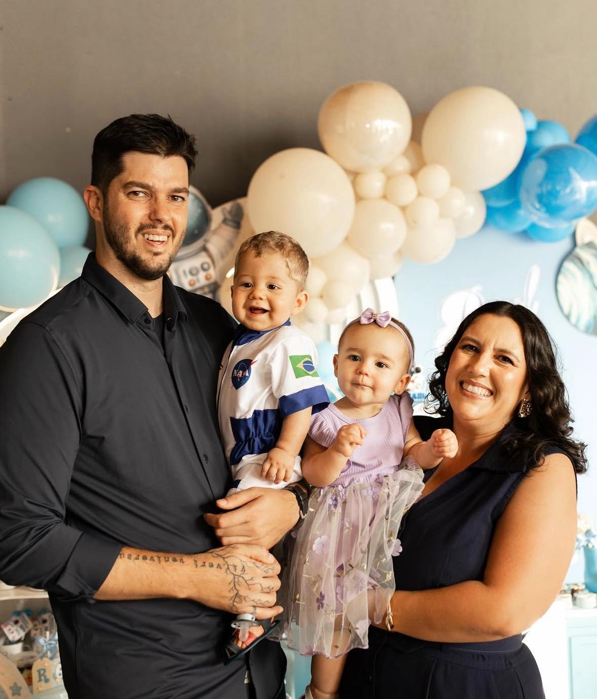 Rochelle e Renato comemoram o 1º aniversário do filhote Raul. Na foto, a irmãzinha Lara também marca presença! Quanta fofura em uma só foto! (Foto/Divulgação)