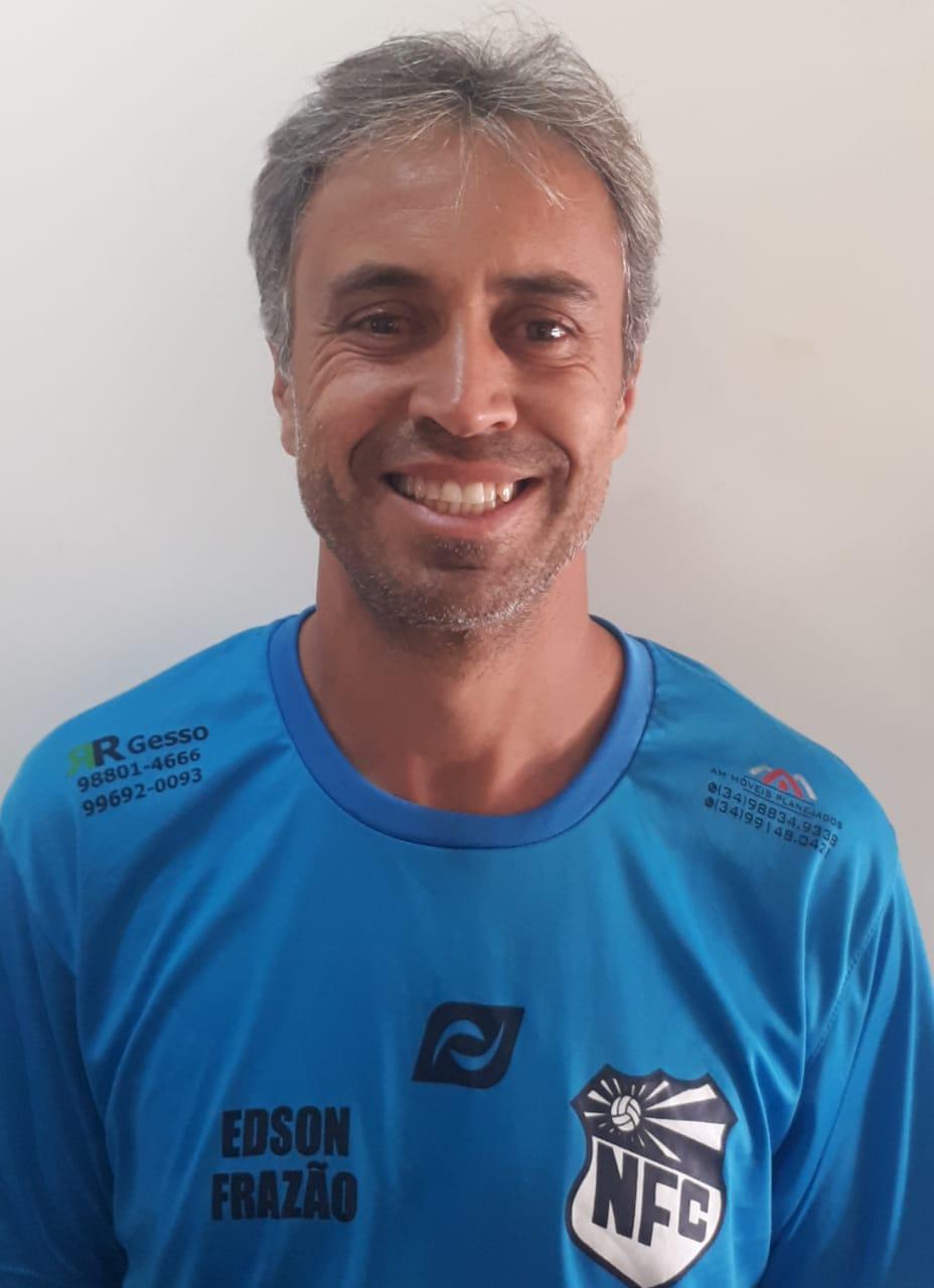 Edson Frazão comemora o titulo Infantil com o Fabricio. (Foto/Divulgação)