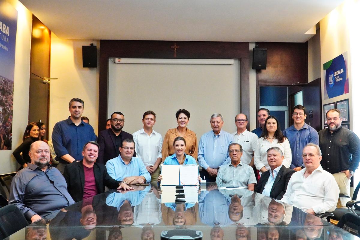 Representante do consórcio, Paulo Maia Koshiba assina o contrato para a realização da obra de captação no rio Grande, observado pelo presidente da Codau, Rui Ramos   (Foto/ Lílian Veronezi - PMU)