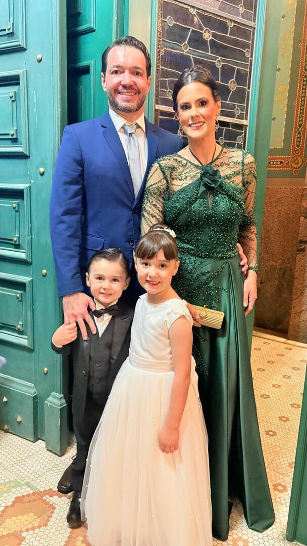 Linda e querida família de Luís Pessoa Vicente Neto e Camila com os filhos Luísa e Benjamin em recente noite de festa (Foto/Arquivo pessoal)