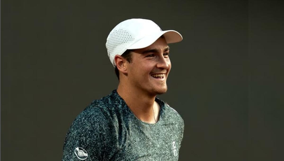 João Fonseca foi superado por Jakub Mensik nas quartas de final e encerrou participação histórica em Roland Garros. (Foto/Instagram)