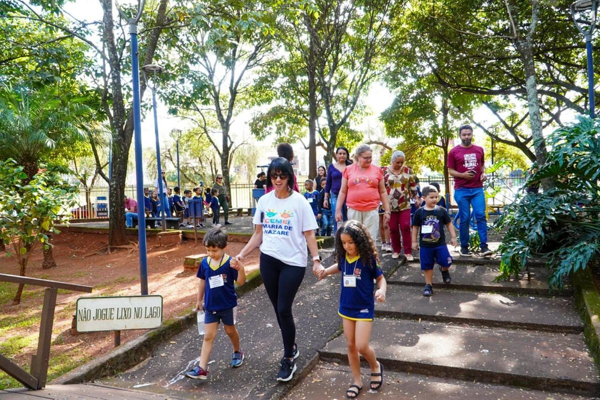 Alunos da rede municipal participaram de caminhada orientada e atividades de educação ambiental na Mata do Ipê em comemoração ao Dia Mundial do Meio Ambiente (Foto/Lilian Veronezi/PMU)
