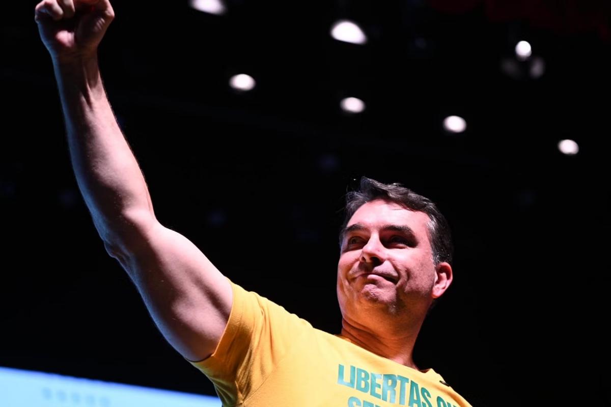 O pré-candidato Flávio Bolsonaro (PL-RJ) afirmou que "o mal vai ser expulso do governo do Brasil" e que o país vive uma "guerra espiritual" (Foto: Alex de Jesus | O TEMPO)
