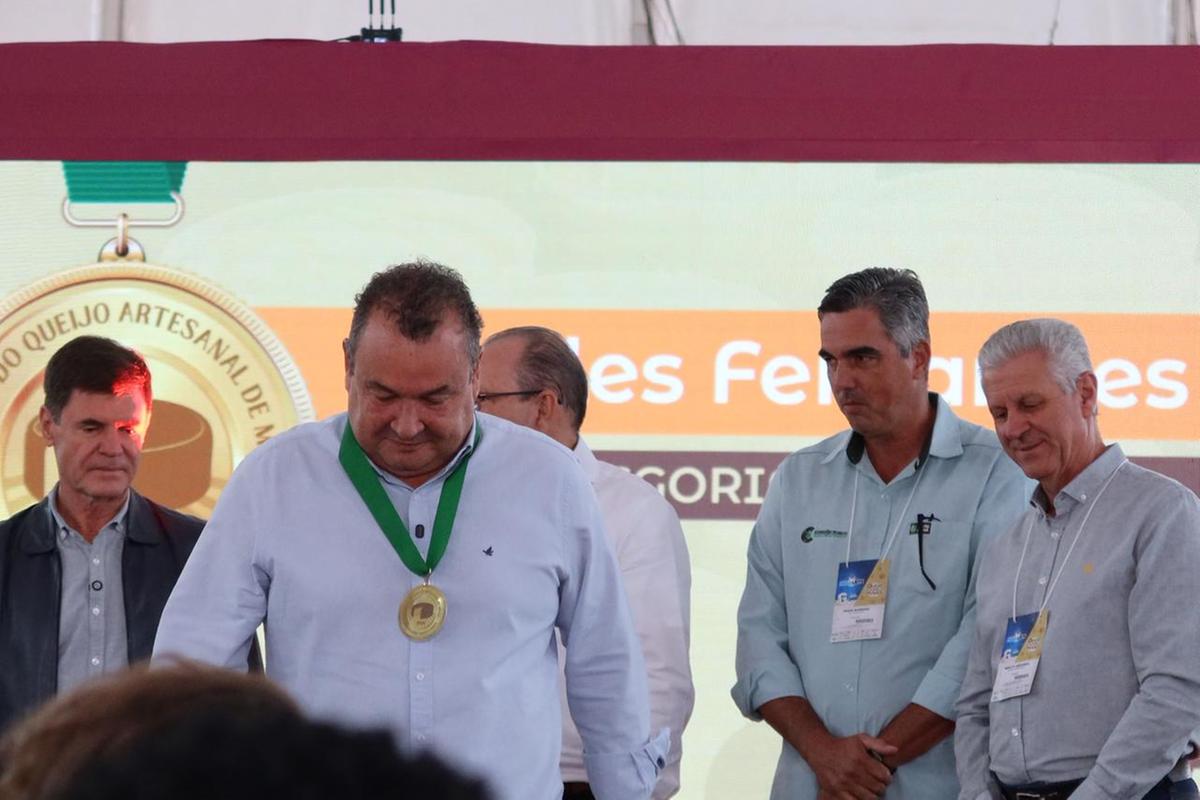 O secretário de Estado de Agricultura, Pecuária e Abastecimento, Thales Fernandes, sendo homenageado no evento, ao lado do presidente do Sistema Faemg Senar, Antônio de Salvo; de Frank Barroso; e do vice-presidente de finanças da Faemg Senar, Renato Laguardia, durante a abertura do 8º Festival do Queijo Artesanal de Minas, hoje (4/6), no Parque de Exposições da Gameleira. (Crédito: Amanda Ferreira)