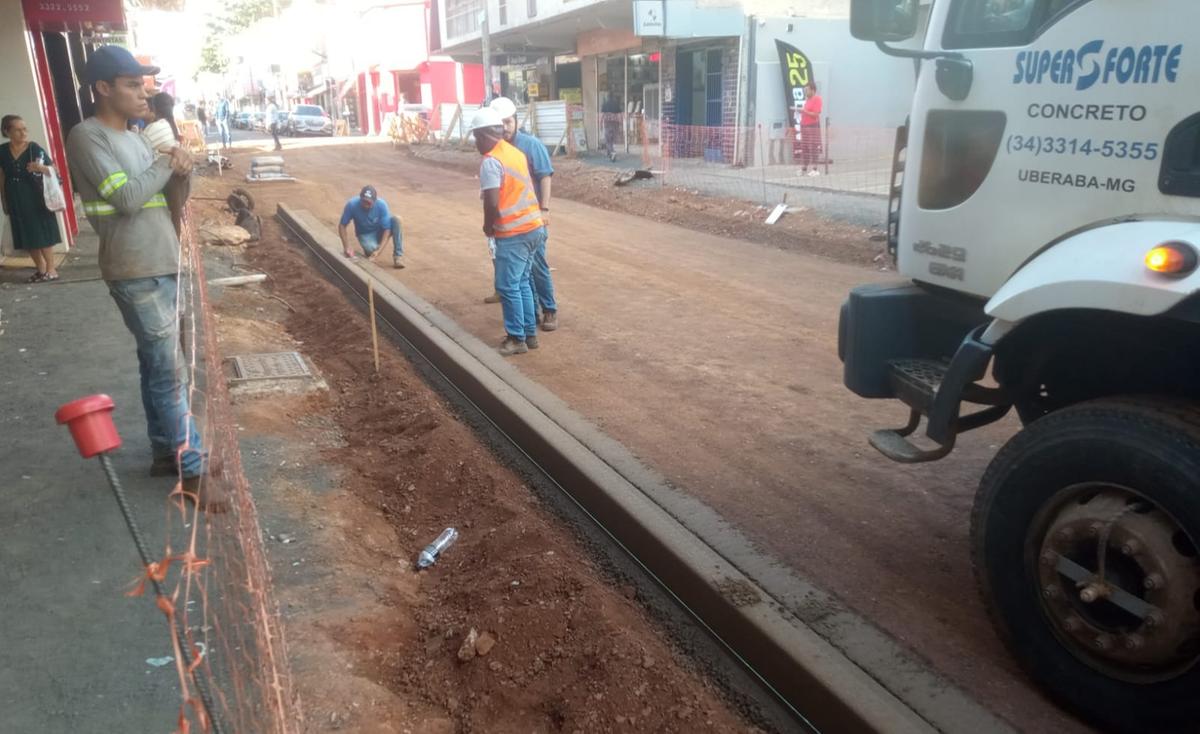 Obra está na fase de execução do meio-fio e na próxima semana terá início a implantação da nova pista de rolamento e calçadas (Foto/Divulgação)