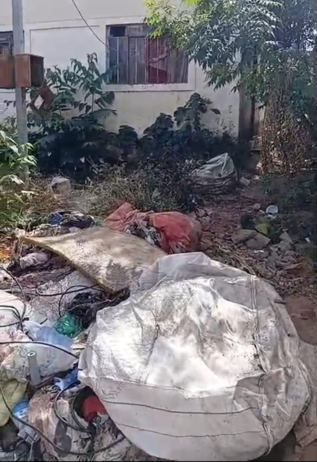 Impossível ao pedestre usar a calçada e o passeio diante do imóvel abandonado (Foto/Rodney)
