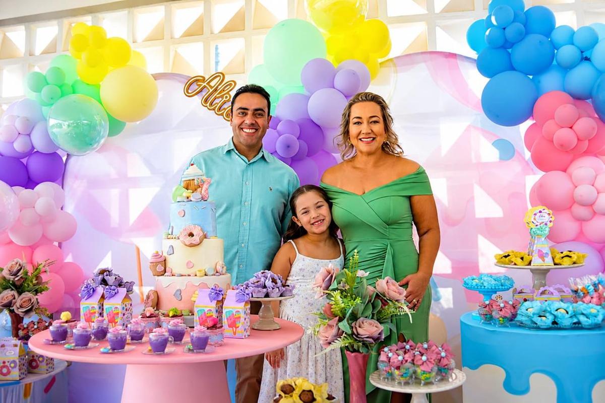 Parabéns para você! Ademar da Silva Cruz e a esposa, Karine, comemoram mais um ano de vida da fi lha Alice (Foto/Arquivo pessoal)