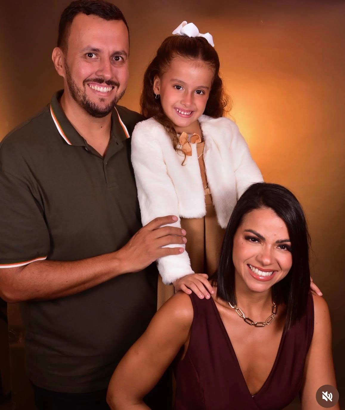 Amei o clique! Kamila Brandão, o marido, Márcio Guilherme, e a fi lha Cecília! (Foto/Arquivo pessoal)