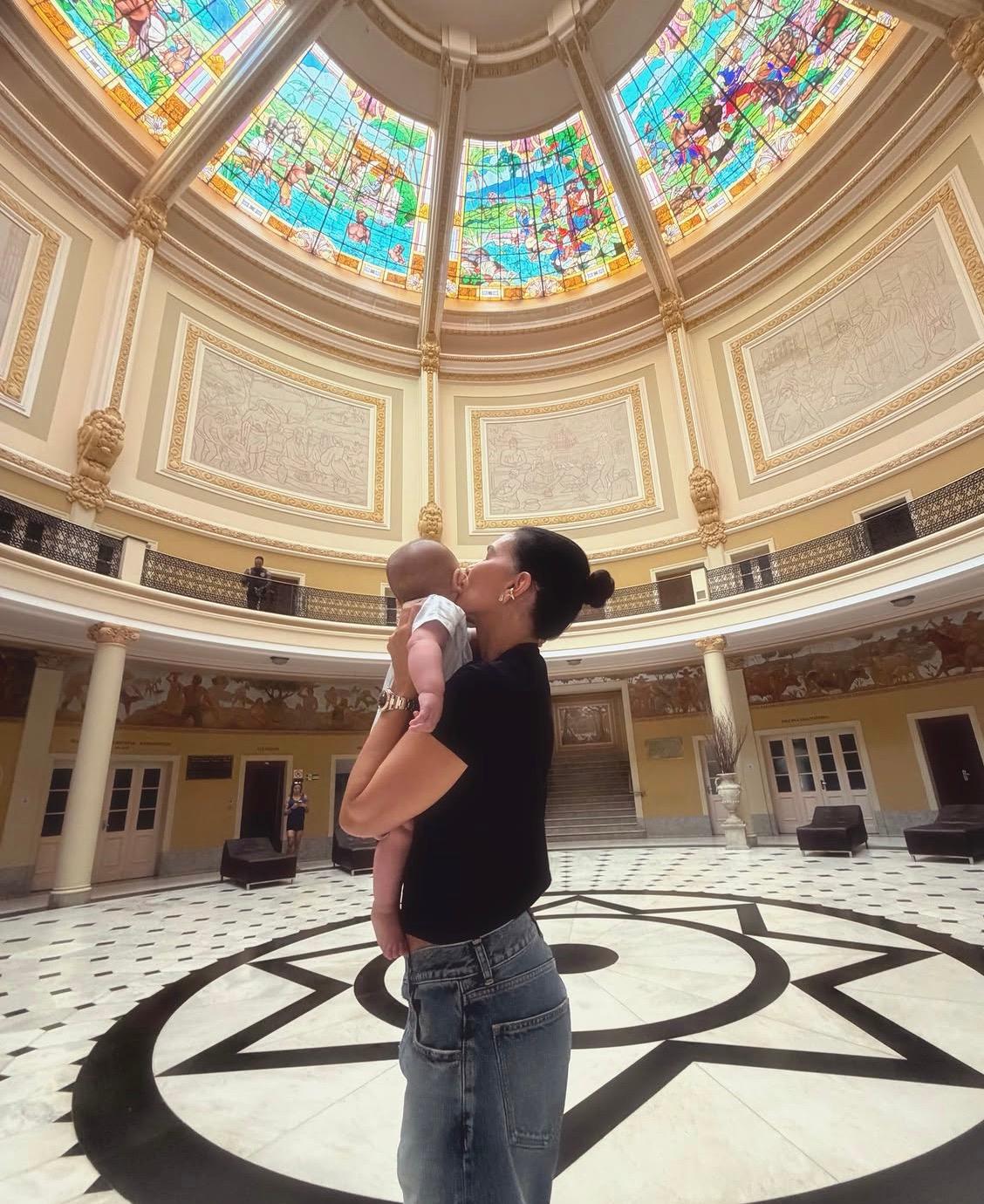 Mariana Rios visitou sua cidade natal, Araxá, e levou seu bebê, Palo, para conhecer pontos turísticos como o Grande Hotel de Araxá (Foto/Arquivo pessoal)