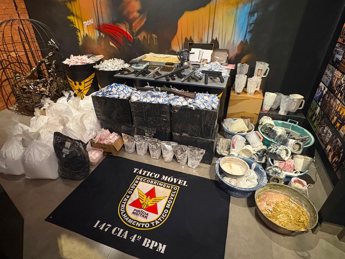 Drogas, armas, munições, equipamentos utilizados no refino de cocaína e outros materiais ligados ao tráfico foram apreendidos pela Polícia Militar durante a Operação Cerco Fechado, no Parque das Gameleiras (Foto/Divulgação)