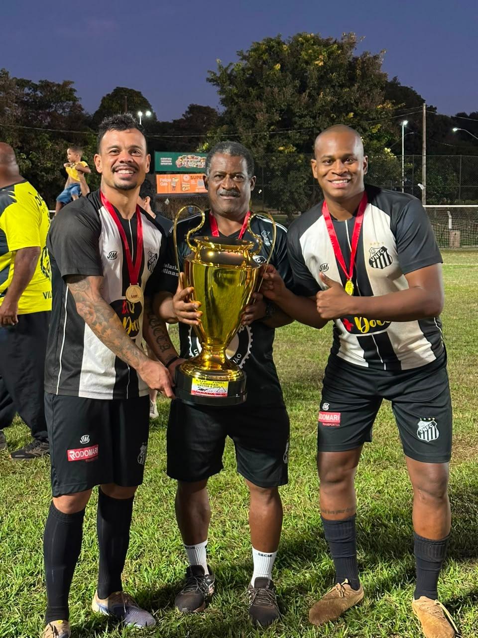 Na foto, Bernardo, Marcinho e Zé Eduardo comemoram o titulo conquistado pelo Vila Nova (Foto/Divulgação)