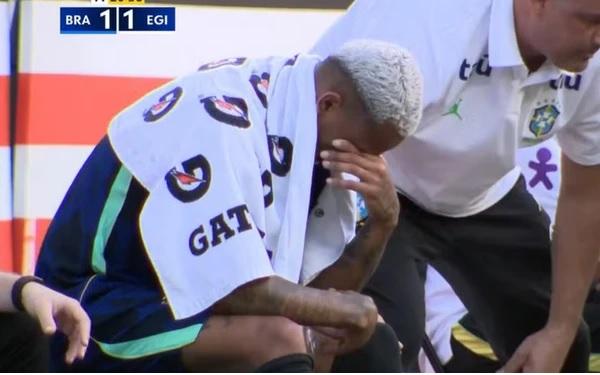 Wesley chorou no banco de reservas depois de ser substituído (Foto/Reprodução/TV/Globo)