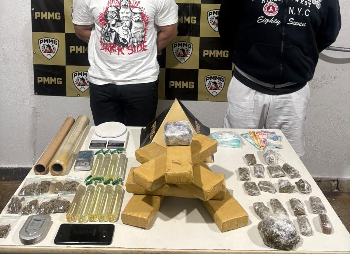 Drogas, dinheiro, balanças de precisão e materiais utilizados no tráfico foram apreendidos durante operação policial realizada no Jardim Neném Gomes, em Uberaba (Foto/Divulgação)