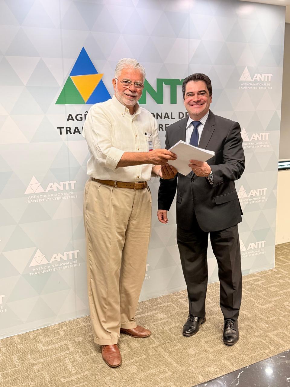 Ex-prefeito Anderson Adauto entregou o documento ao chefe de gabinete do diretor-geral da ANTT, Márcio Luís Galindo, solicitando a reavaliação do contrato e realização de novo Estudo de Viabilidade Técnica, Econômica e Ambiental da duplicação (Foto/Divulgação)