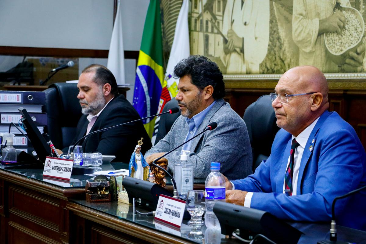 Da esquerda para a direita, os vereadores Tulio Micheli (vice-presidente), Anderson Dois Irmãos (presidente) e Luiz da Farmácia (relator), integrantes da CEI do Lixo, durante reunião da comissão que apresenta hoje o relatório final da investigação (Foto/ Rodrigo Garcia/CMU)