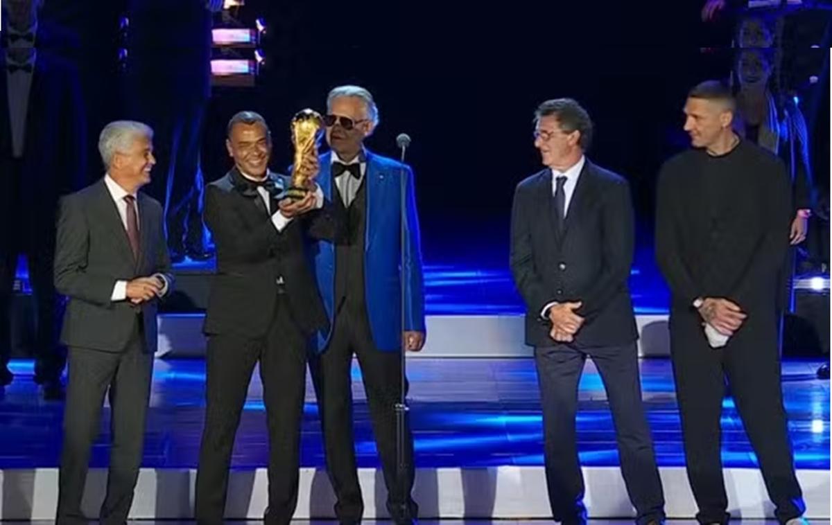 Campeões mundiais pelo Brasil apareceram carregando a taça da Copa do Mundo durante o show de Andrea Bocelli. (Foto/FIFA)