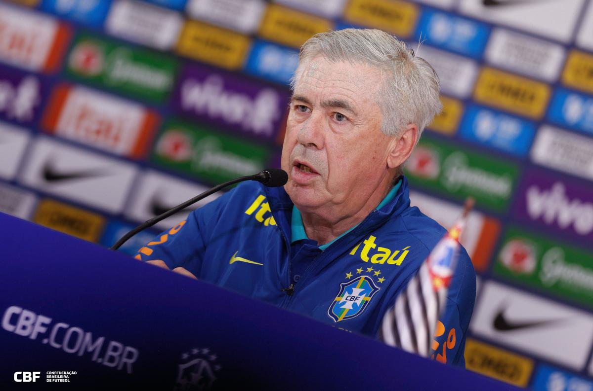 Técnico ajusta setores da equipe antes da estreia na Copa do Mundo e observa alternativas para definir os titulares. (Foto/Rafael Ribeiro/CBF)