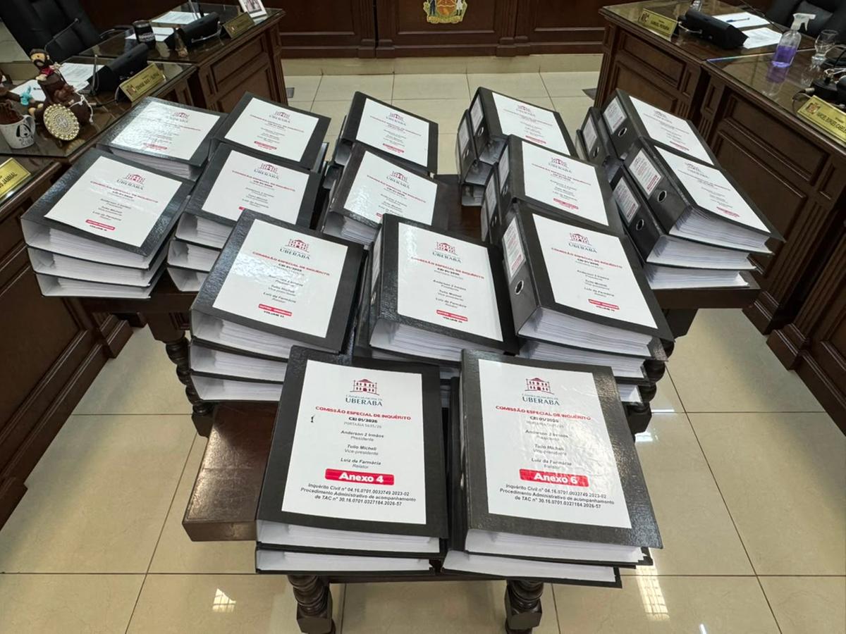 São 43 volumes a serem lidos em sessão plenária nesta quinta-feira (11), em Uberaba, sobre a finalização dos trabalhos da CEI do Lixo (Foto/Leitor JM)