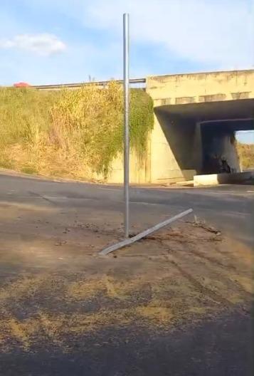 Após queda da placa, hastes de metal permanecem na rotatória sem sinalização há quase dois meses (Foto/Divulgação)